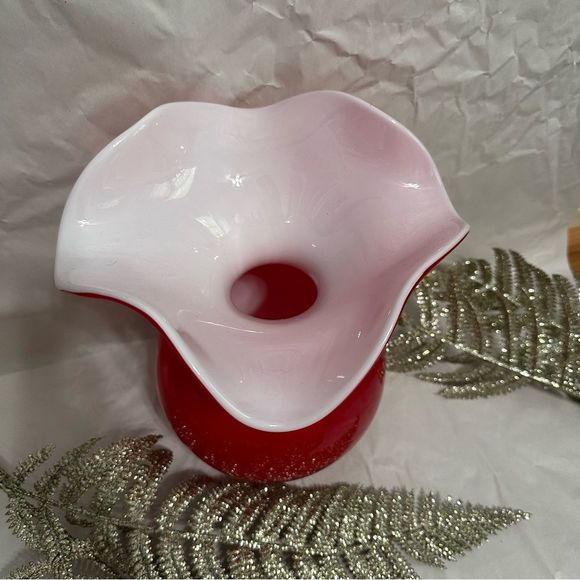 VIETRI Hibiscus Fluted Ruffled Italian Glass Bud Vase in Red Medium Size - Picture 5 of 14
